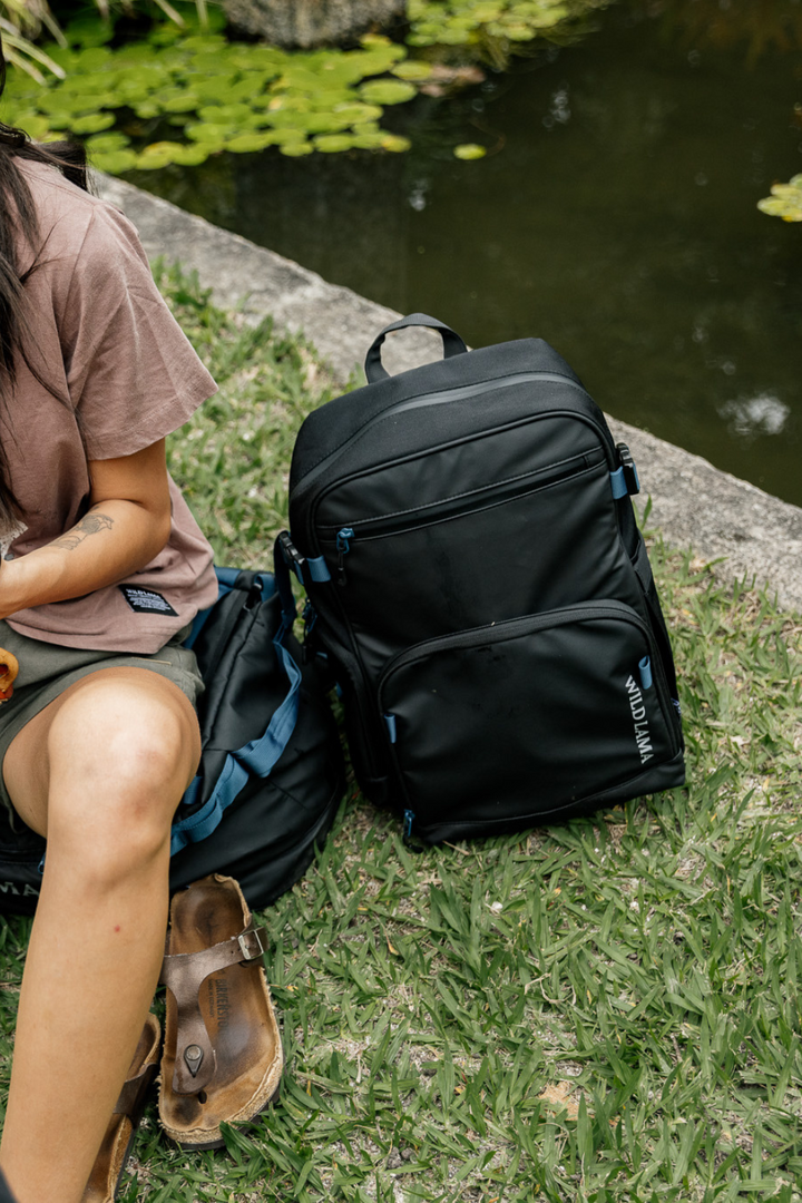 Mochila Travel Nera Reciclada Negra y Azul 16 Lts.