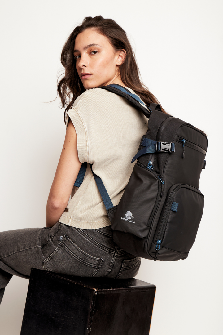 Mochila Travel Nera Reciclada Negra y Azul 16 Lts.