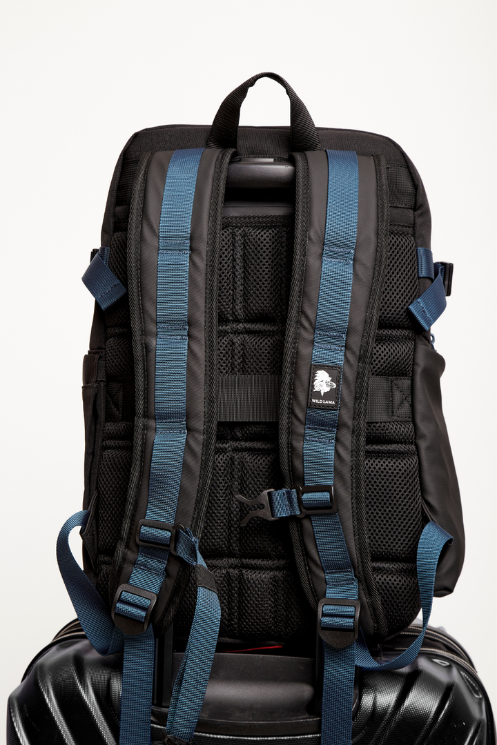 Mochila Travel Nera Reciclada Negra y Azul 16 Lts.