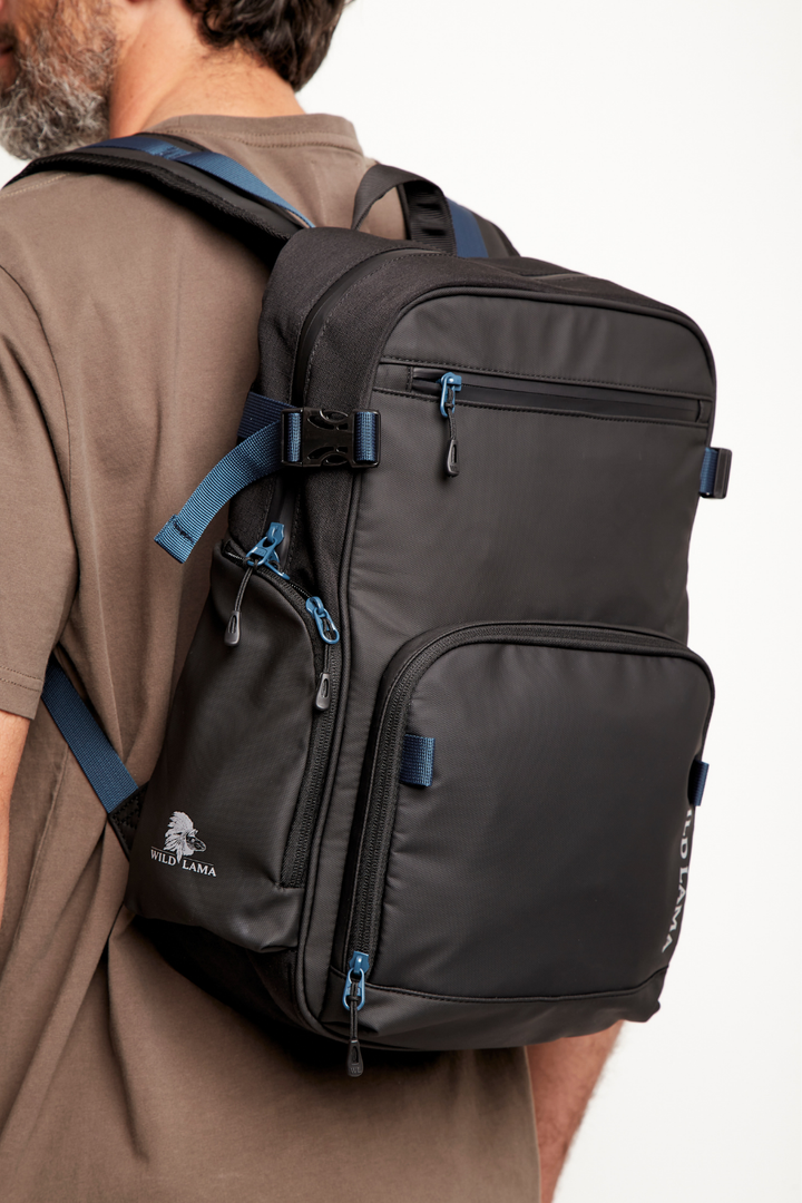 Mochila Travel Nera Reciclada Negra y Azul 16 Lts.