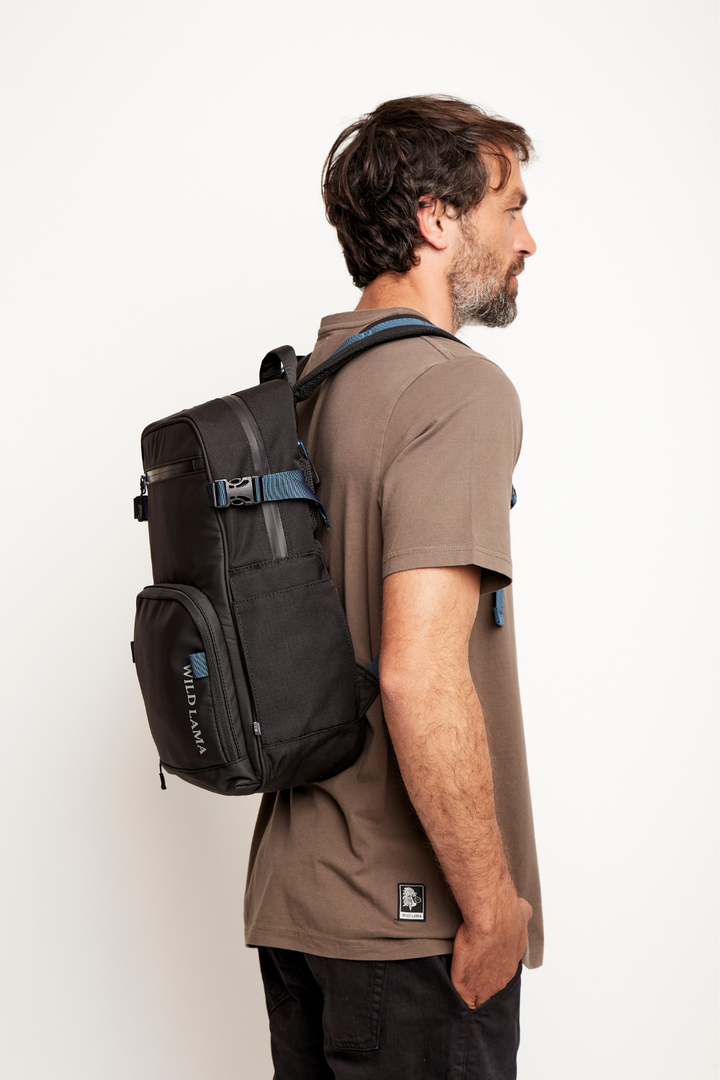 Mochila Travel Nera Reciclada Negra y Azul 16 Lts.