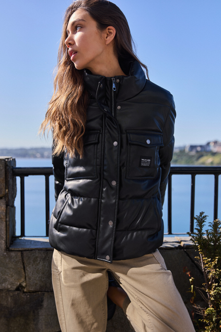 Parka Chic Puffa PU Orgánica Negra Mujer