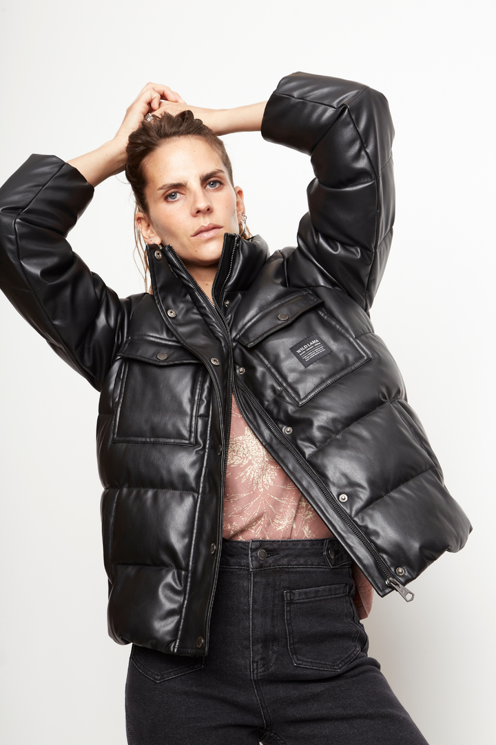 Parka Chic Puffa PU Orgánica Negra Mujer