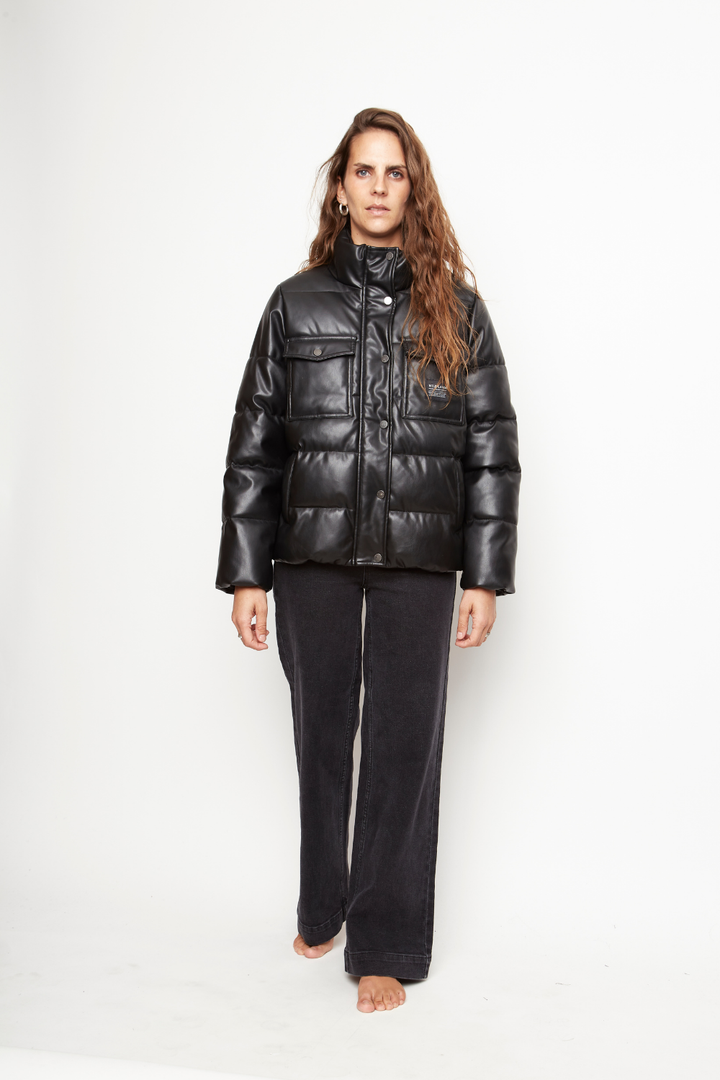 Parka Chic Puffa PU Orgánica Negra Mujer