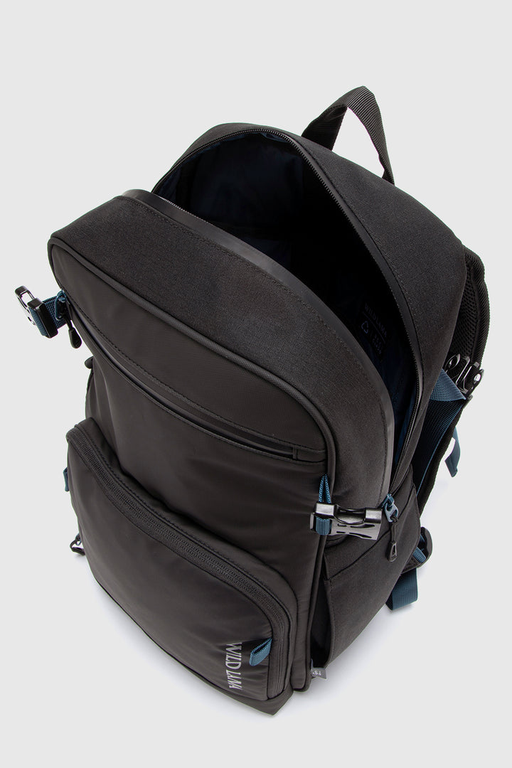 Mochila Travel Nera Reciclada Negra y Azul 16 Lts.