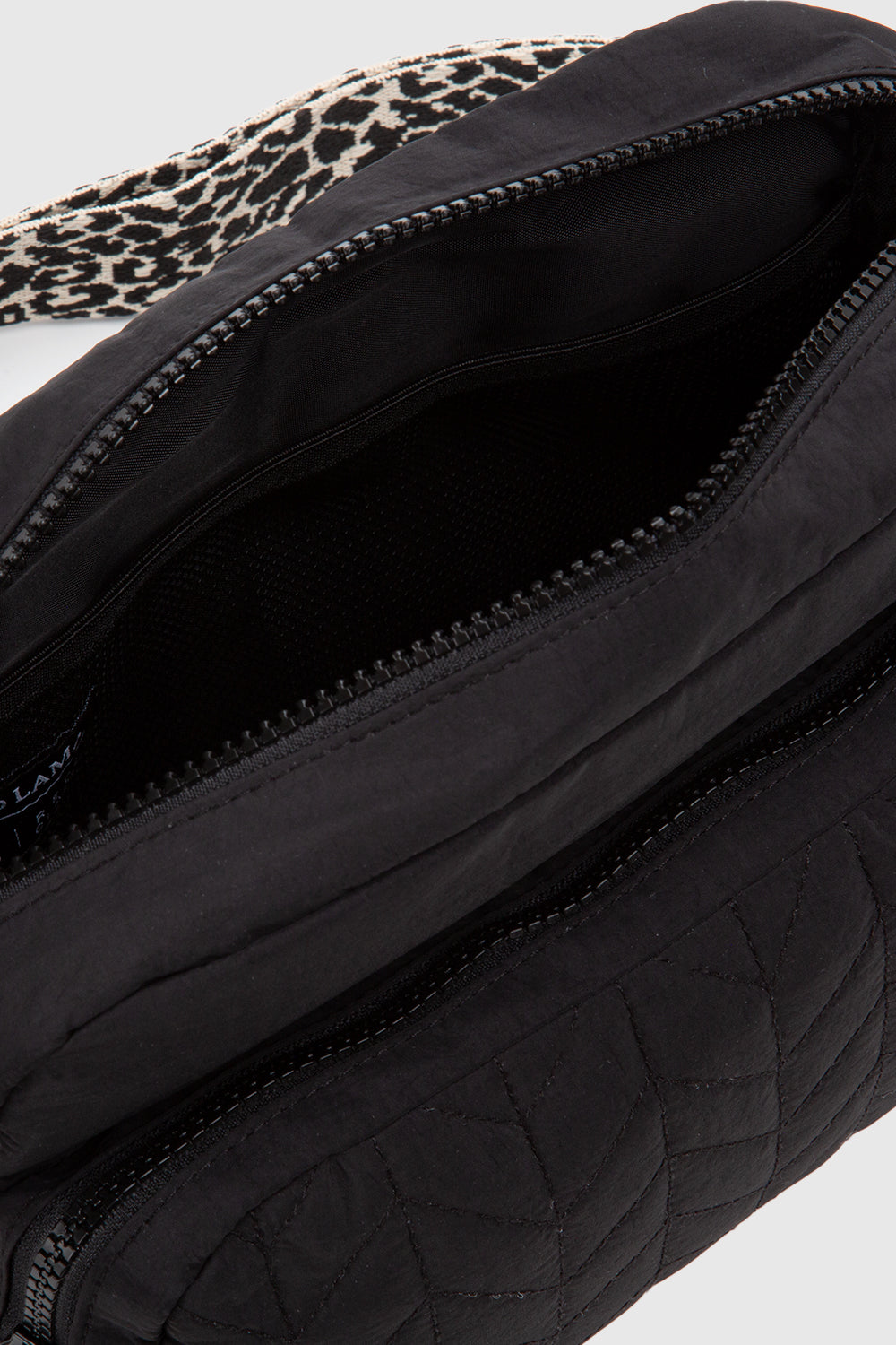 Cartera Rina Reciclada Negra Animal Print