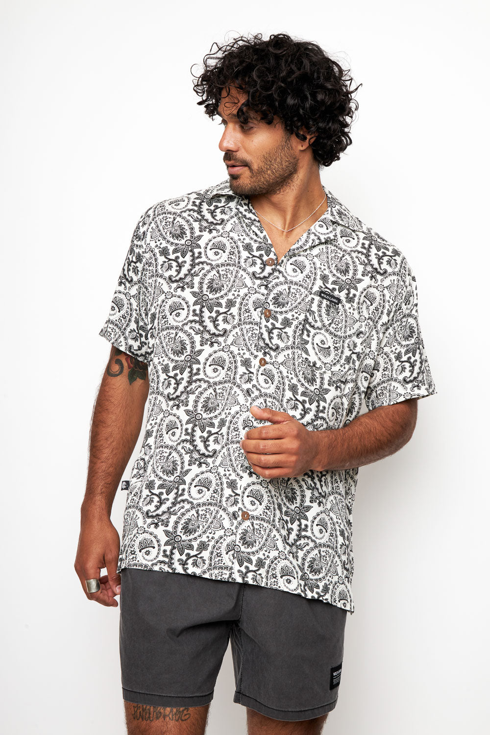 Guayabera Ecuador Paisley Blanco y Negro Hombre