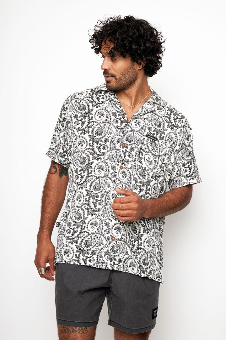 Guayabera Ecuador Paisley Blanco y Negro Hombre