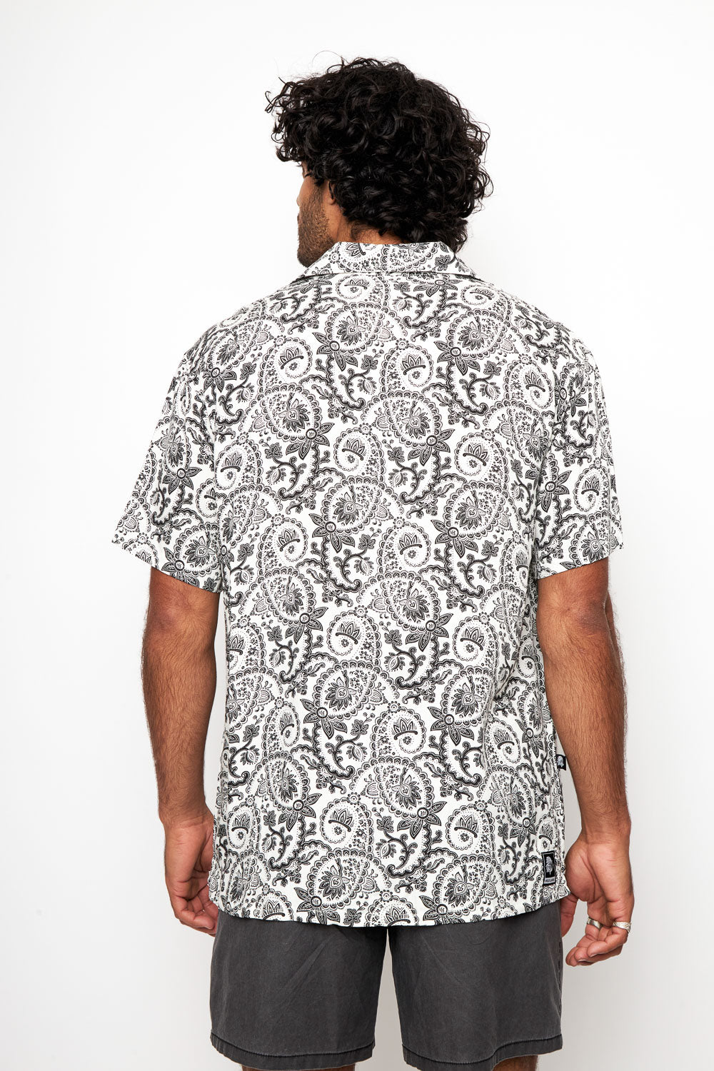 Guayabera Ecuador Paisley Blanco y Negro Hombre