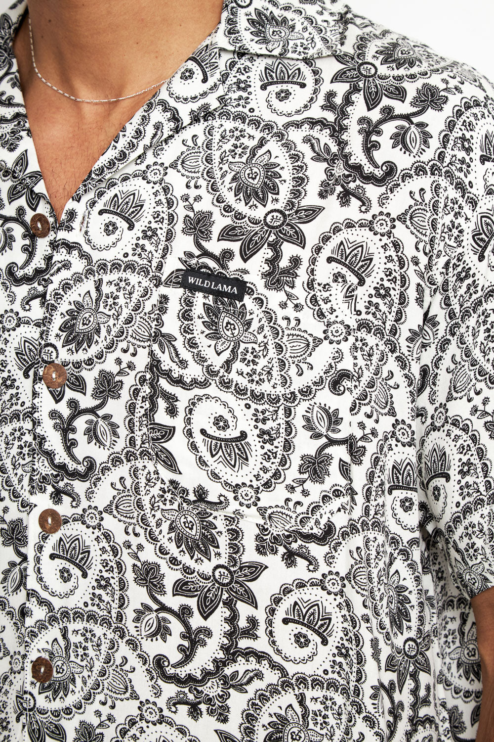 Guayabera Ecuador Paisley Blanco y Negro Hombre