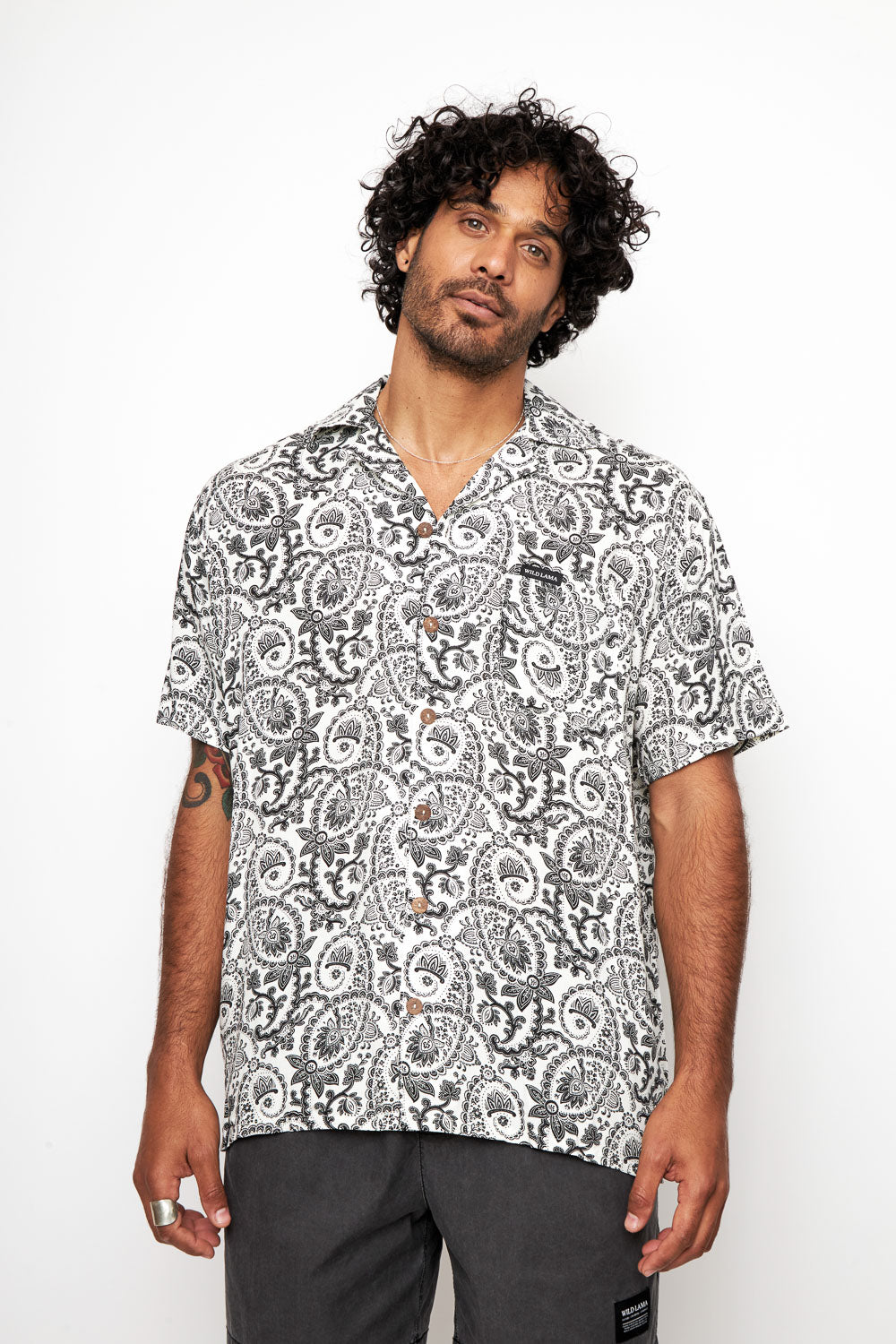 Guayabera Ecuador Paisley Blanco y Negro Hombre