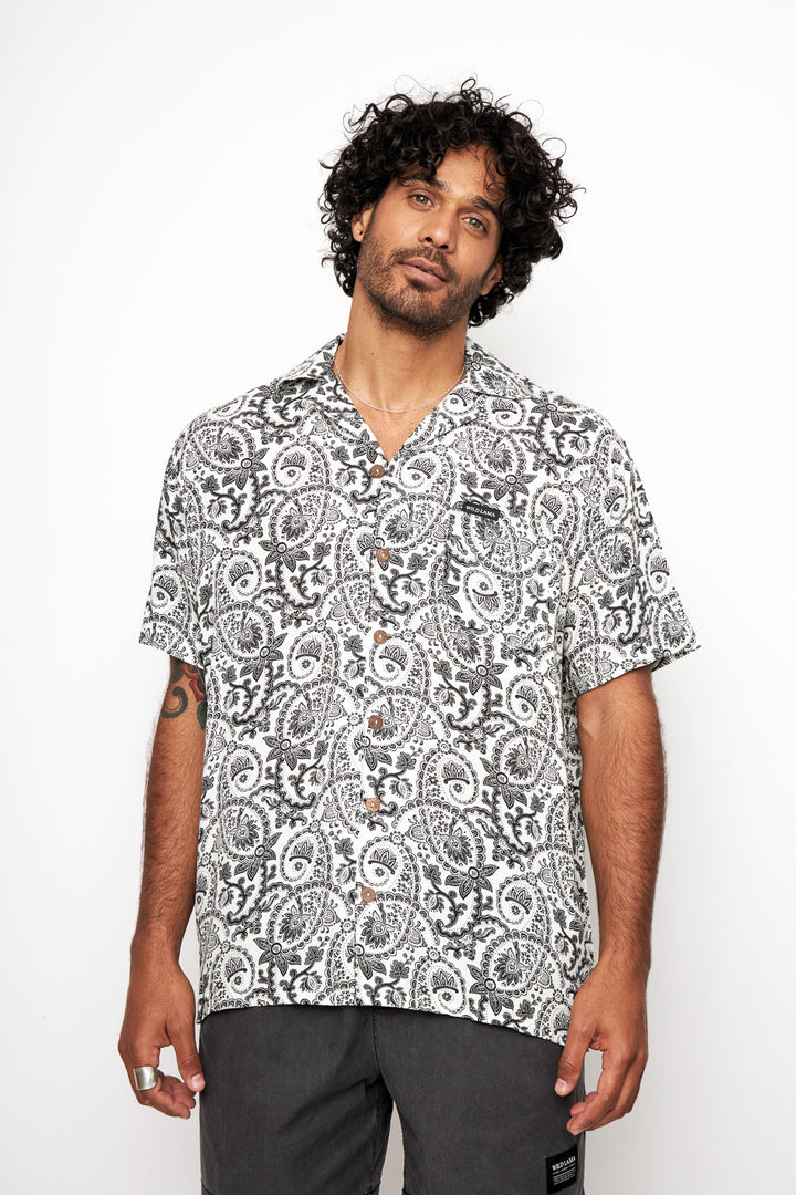 Guayabera Ecuador Paisley Blanco y Negro Hombre