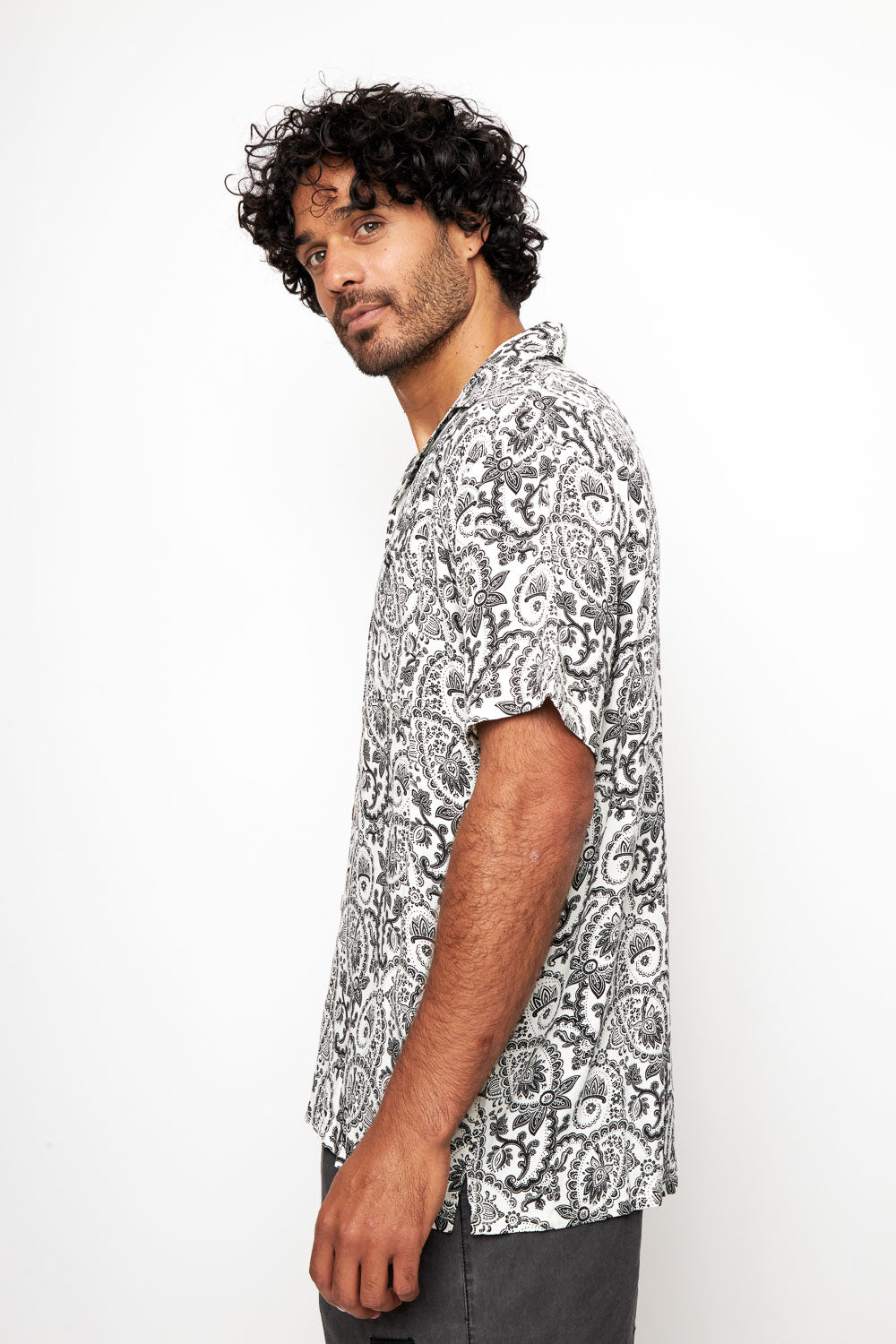 Guayabera Ecuador Paisley Blanco y Negro Hombre