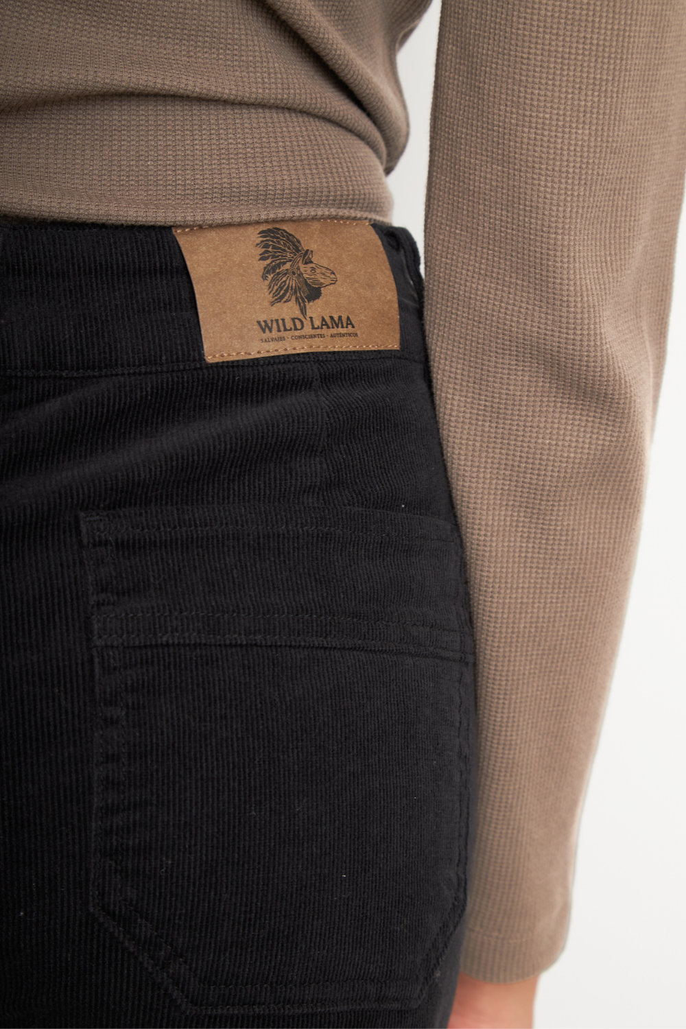 Pantalón Zela Cotelé Orgánico Negro Mujer