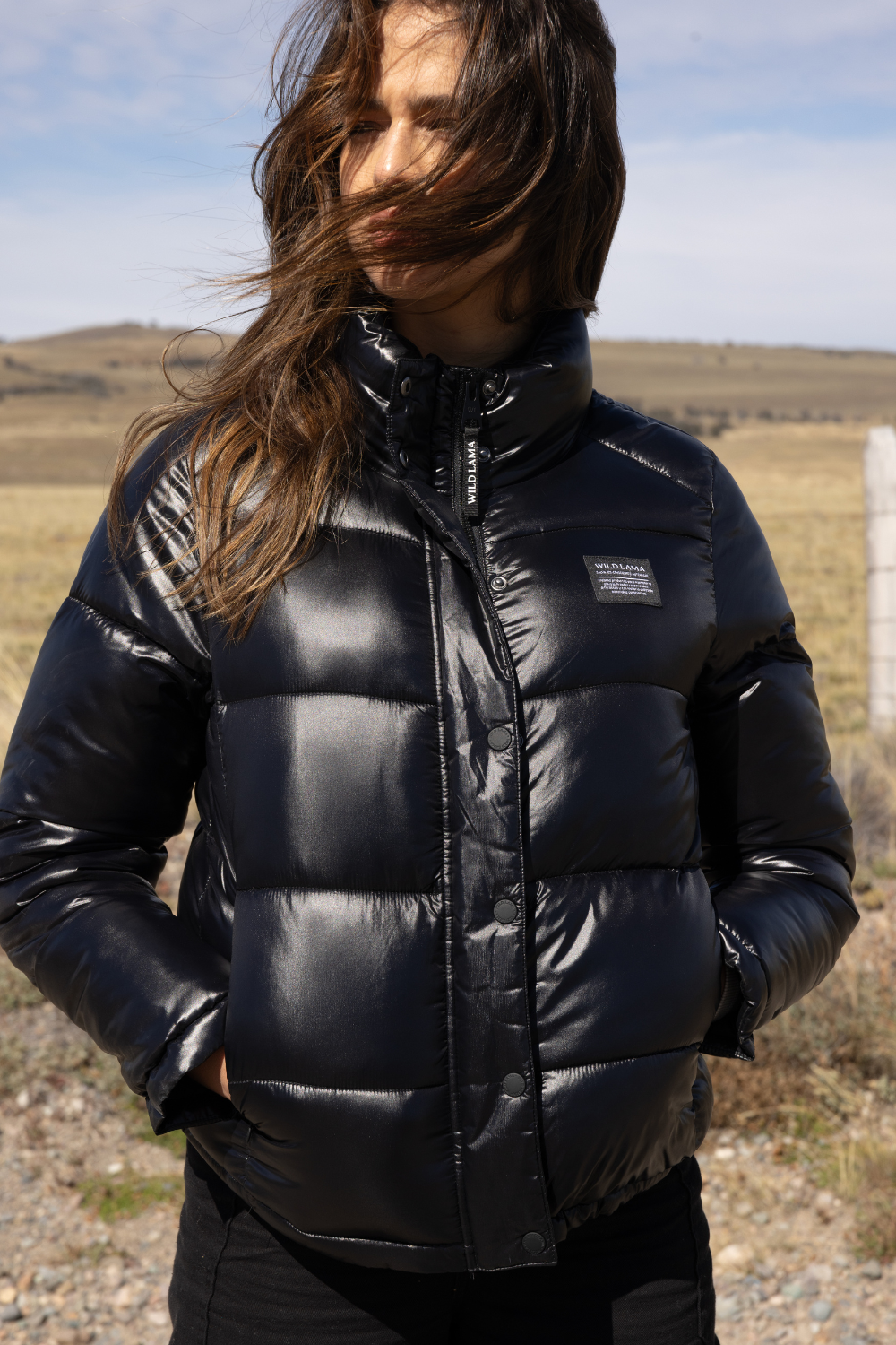 Parka Essential Glossed Reciclada Negra Mujer