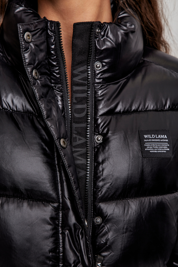 Parka Essential Glossed Reciclada Negra Mujer