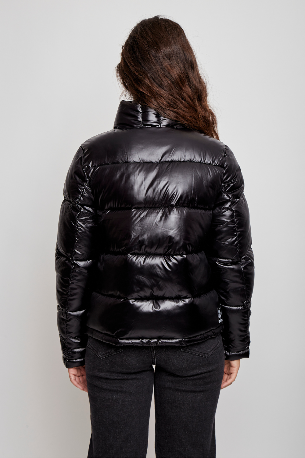 Parka Essential Glossed Reciclada Negra Mujer