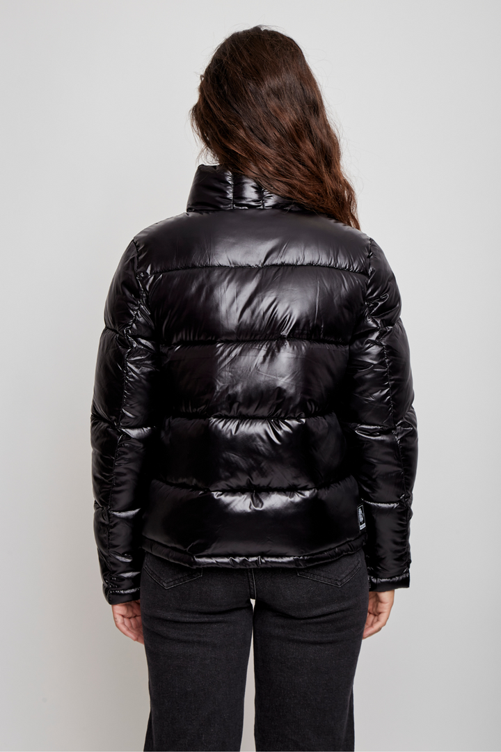 Parka Essential Glossed Reciclada Negra Mujer