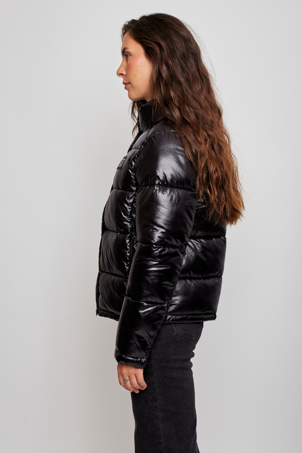 Parka Essential Glossed Reciclada Negra Mujer
