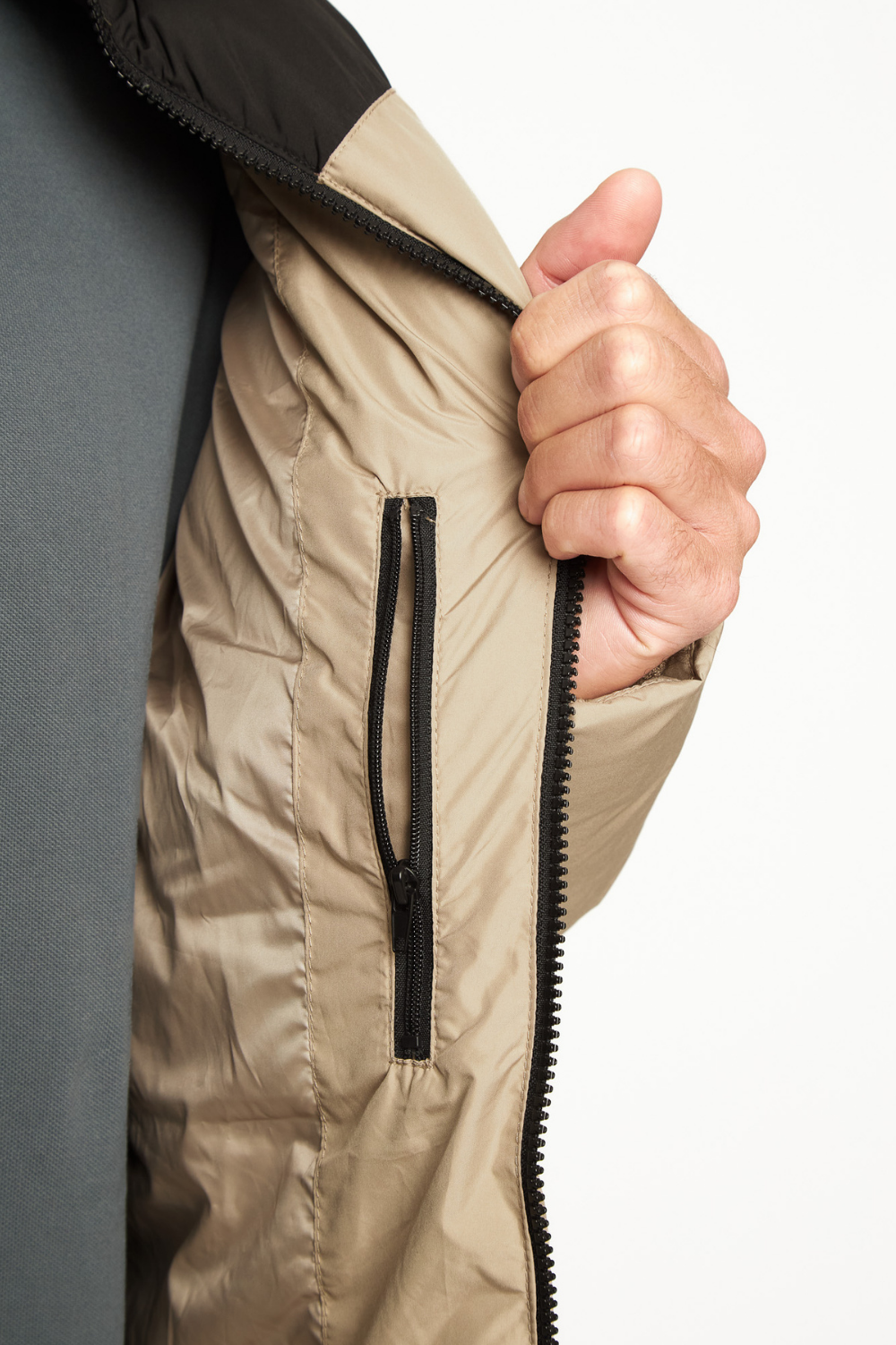 Parka Essential Reciclada Negra y Café Hombre