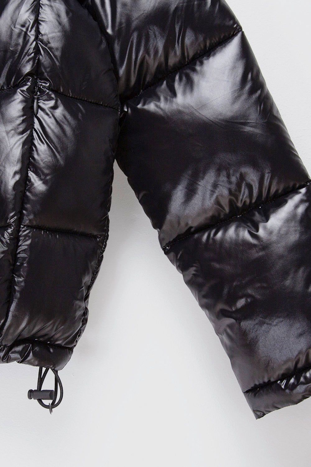 Parka Essential Glossed Reciclada Negra Mujer