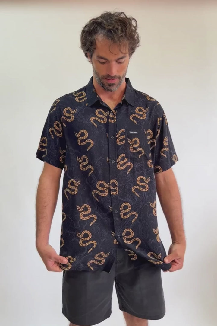 Guayabera Mero Viscosa Negra Snakes Hombre