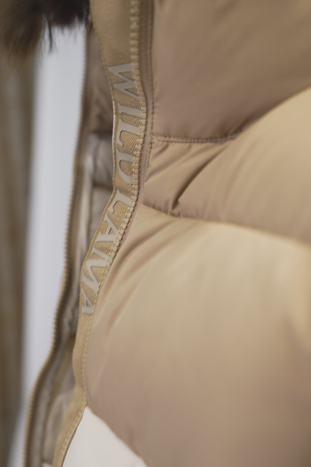 Parka Essential Reciclada Café Claro y Beige Mujer