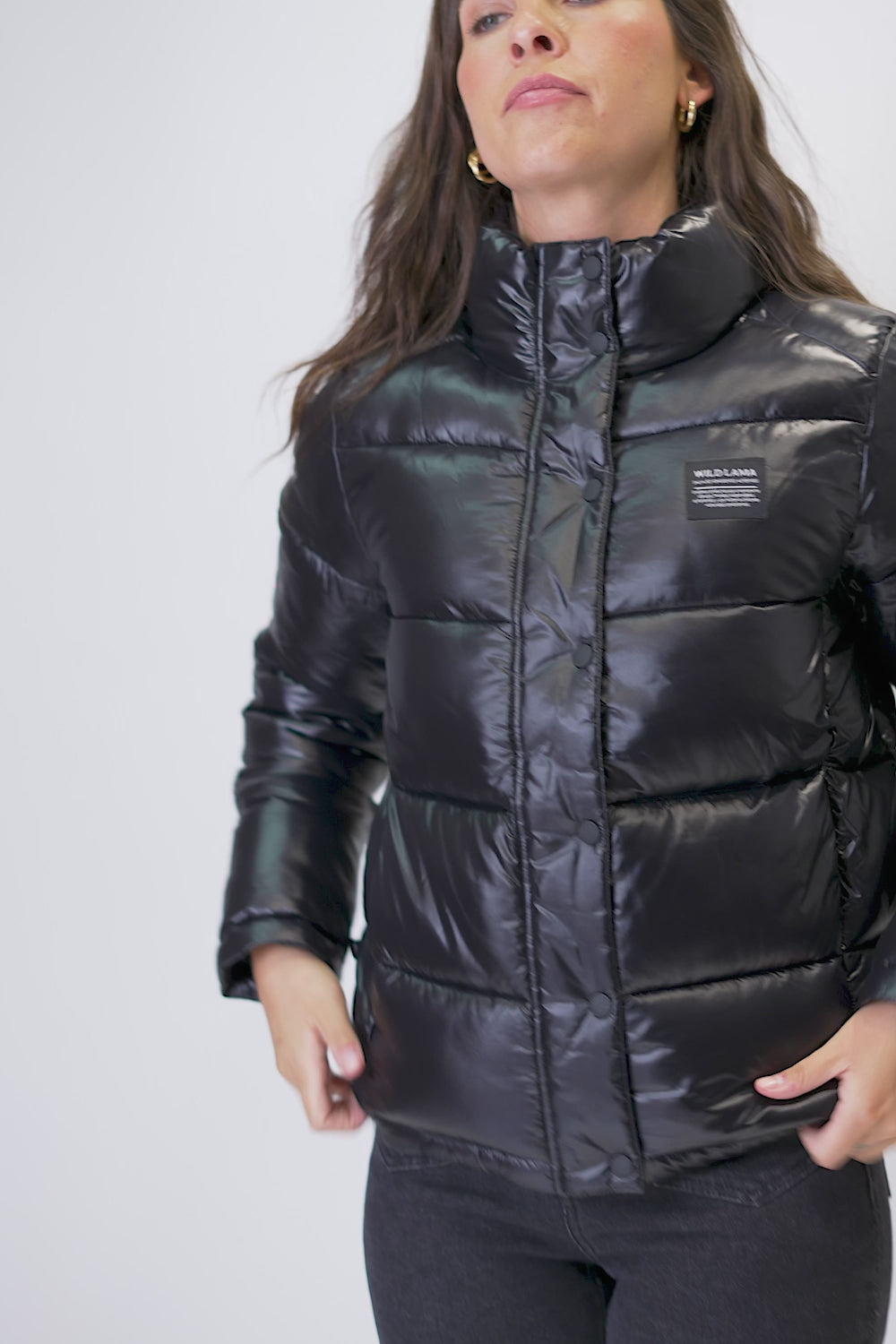 Parka Essential Glossed Reciclada Negra Mujer