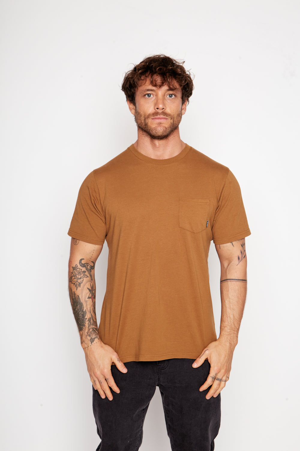 Polera Slim Fit Bichu Orgánica Mostaza Hombre
