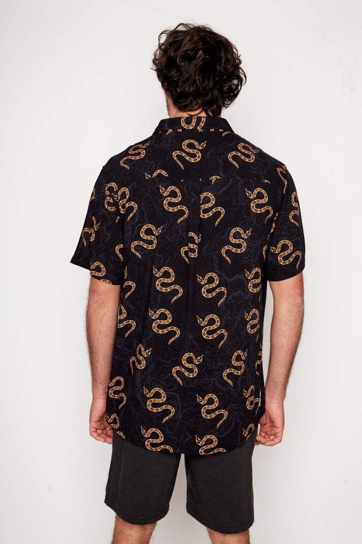 Guayabera Mero Viscosa Negra Snakes Hombre