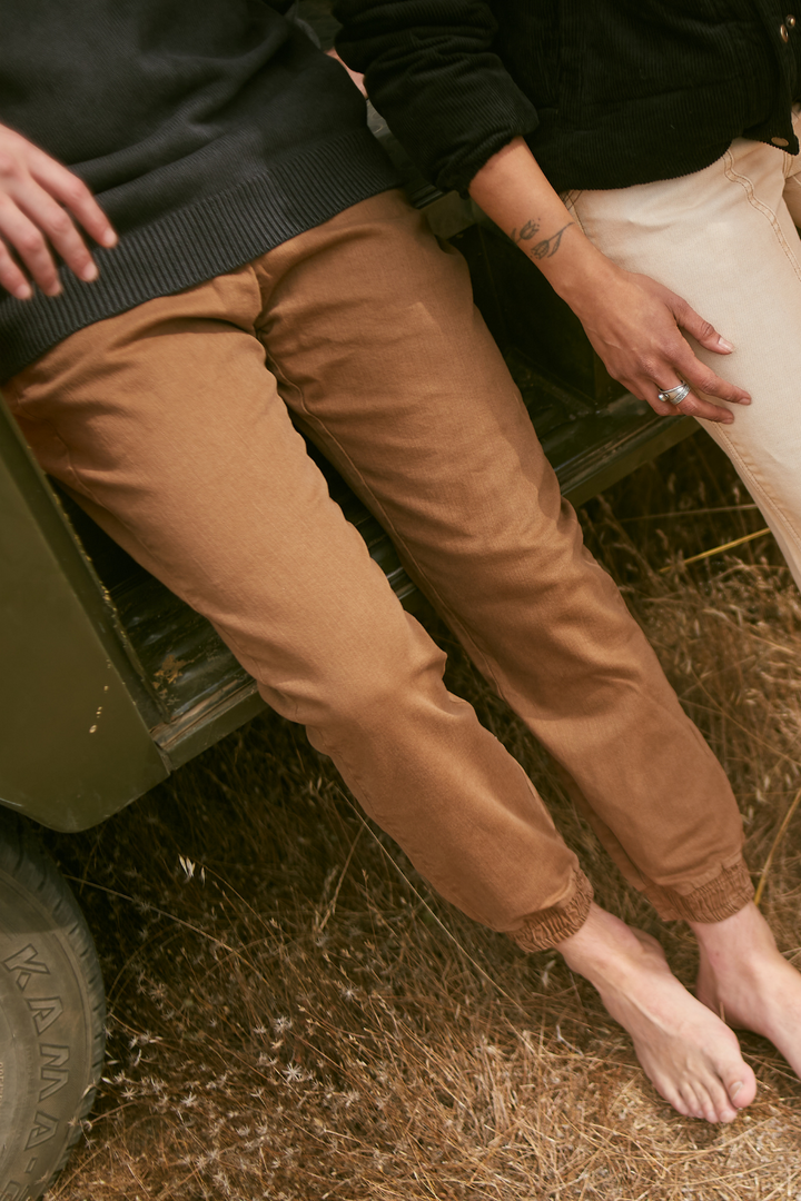 Jogger Iker Orgánico Café Hombre