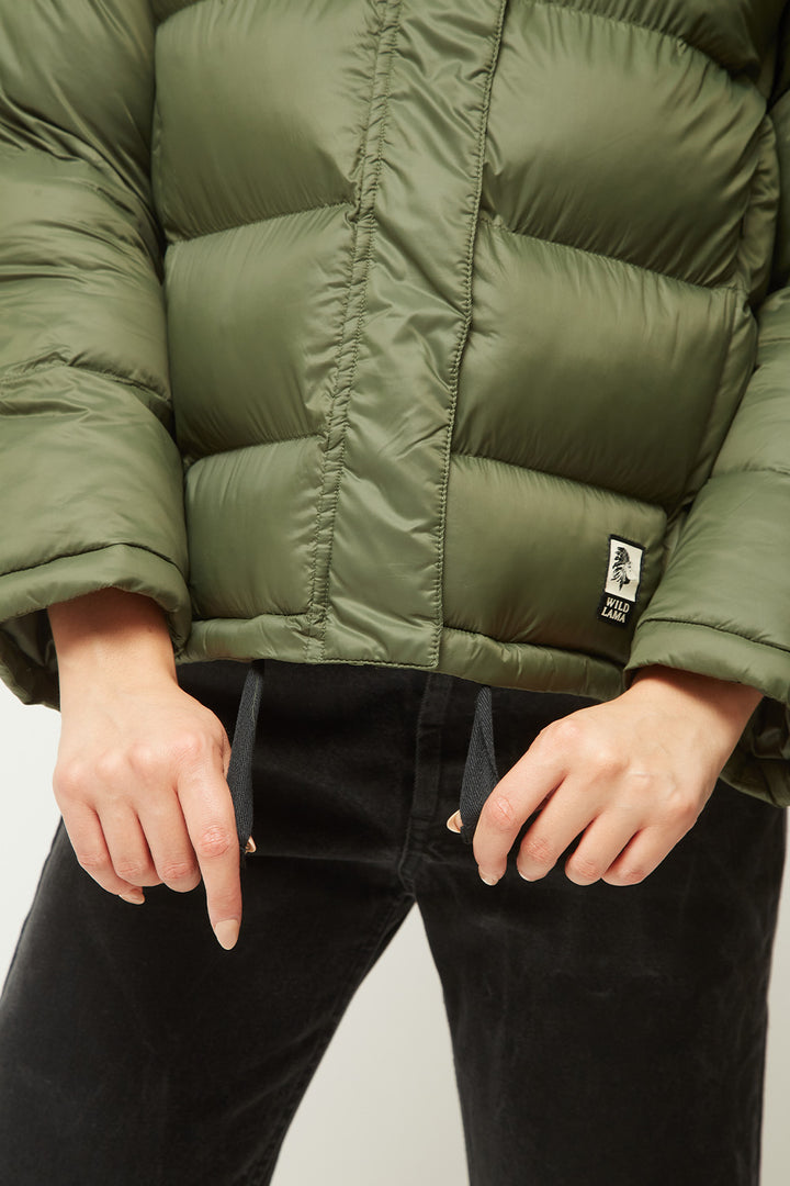 Essential Puffa Reciclada Verde Oliva Mujer