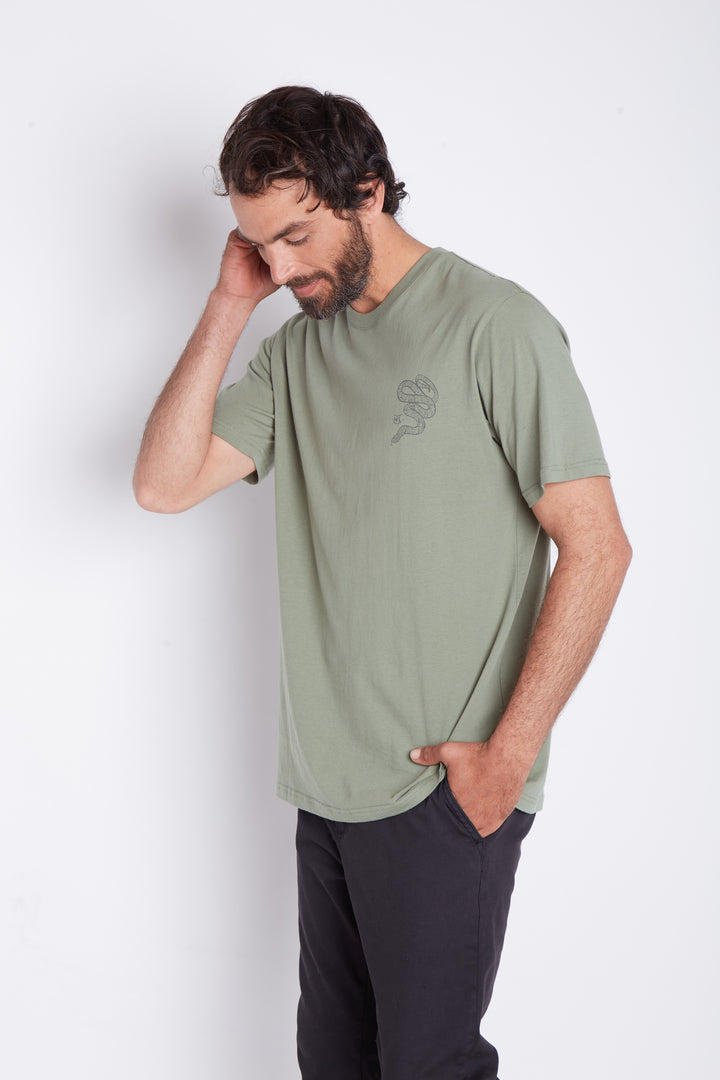 Polera Animal Orgánica Verde Oliva Hombre