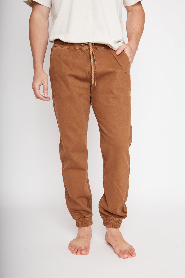 Jogger Iker Orgánico Café Hombre