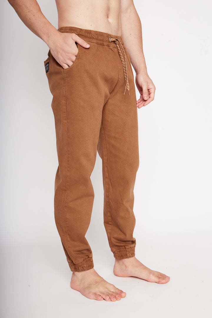 Jogger Iker Orgánico Café Hombre