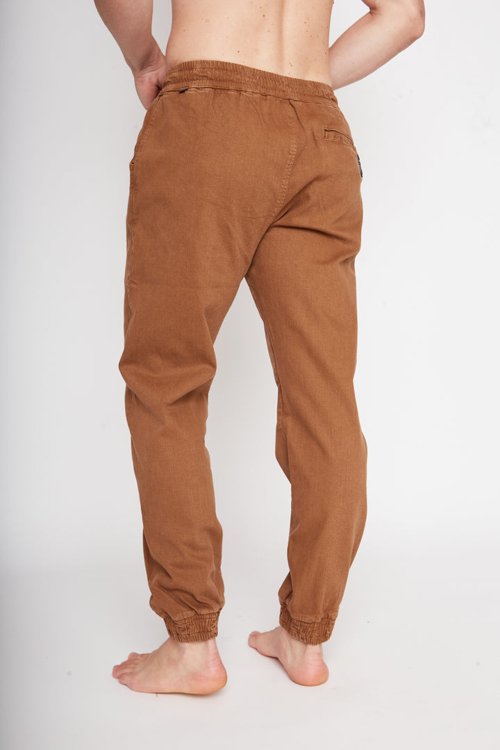 Jogger Iker Orgánico Café Hombre